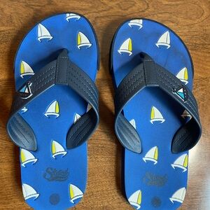 Kids Blue Flip Flops with Sailboat Pattern,‎ Size 32-33 (1- 1 1/2)